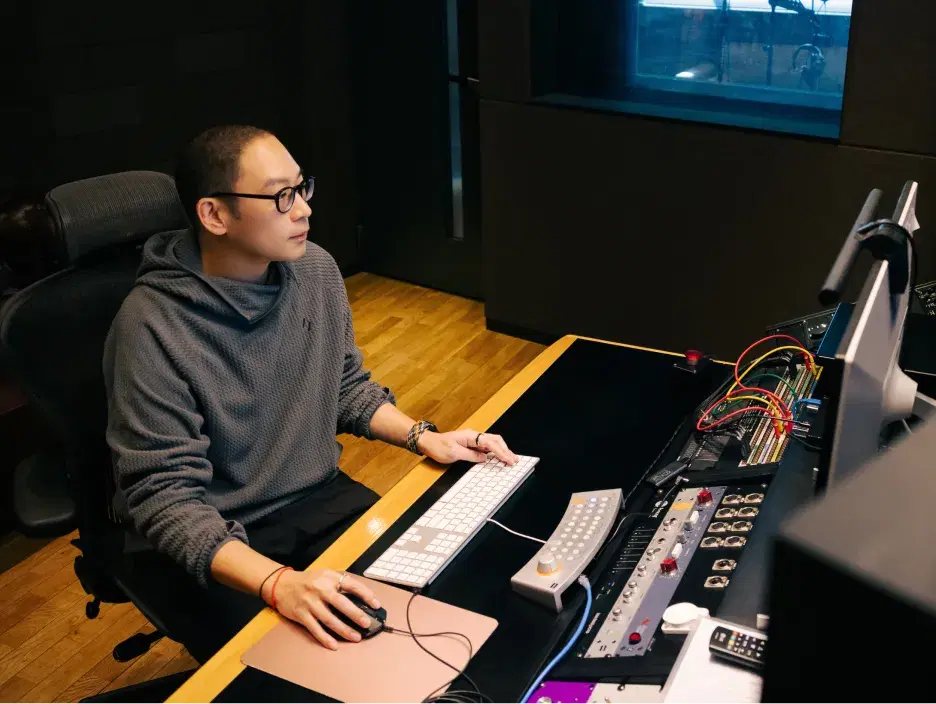 머리로 시작해 가슴을 지나,
다시 머리로 끝나는 소리의 여정