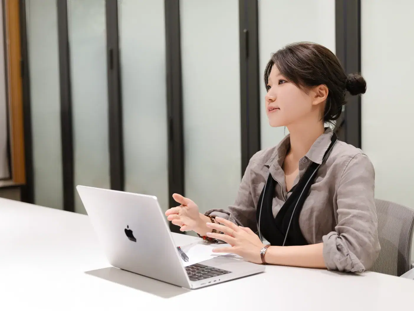 음악으로 위로받던 팬에서 무대 뒤의 연출가로,
"가장 개인적인 경험이 가장 창의적인 무기가 됩니다"