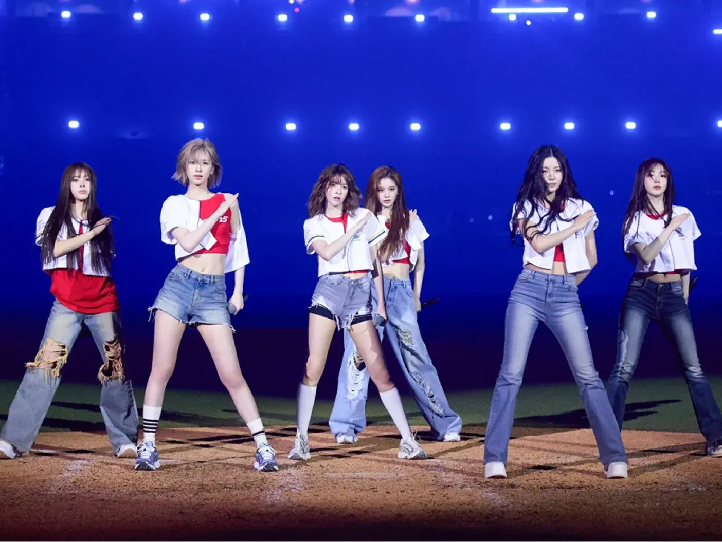 NMIXX, 글로벌 활약 질주! '전석 매진' 두 번째 팬 콘서트 홍콩 공연 성료 → K팝 걸그룹 최초 타이베이 돔 시구!